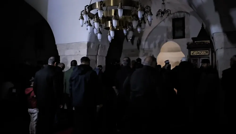 Nusaybin’de Tarihi Zeynel Abidin Camii cemaati İlk teravih namazı  karanlıkta kılındı