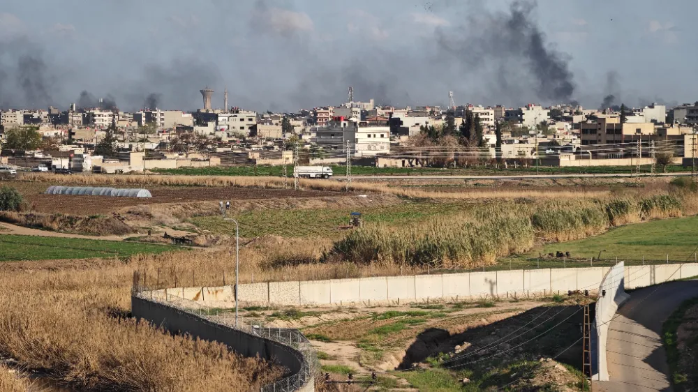 Suriye’nin Kamışlı kentinde Nevruz kutlamalarında yakılan araç tekerleklerin siyah dumanları yükselirken Nusaybin’den görüntülendi