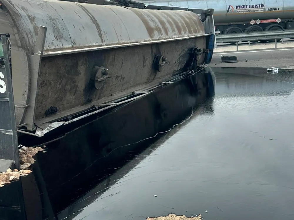 Nusaybin’de kontrol noktasında ki beton bariyeri ne çapan akaryakıt yüklü tanker devrildi