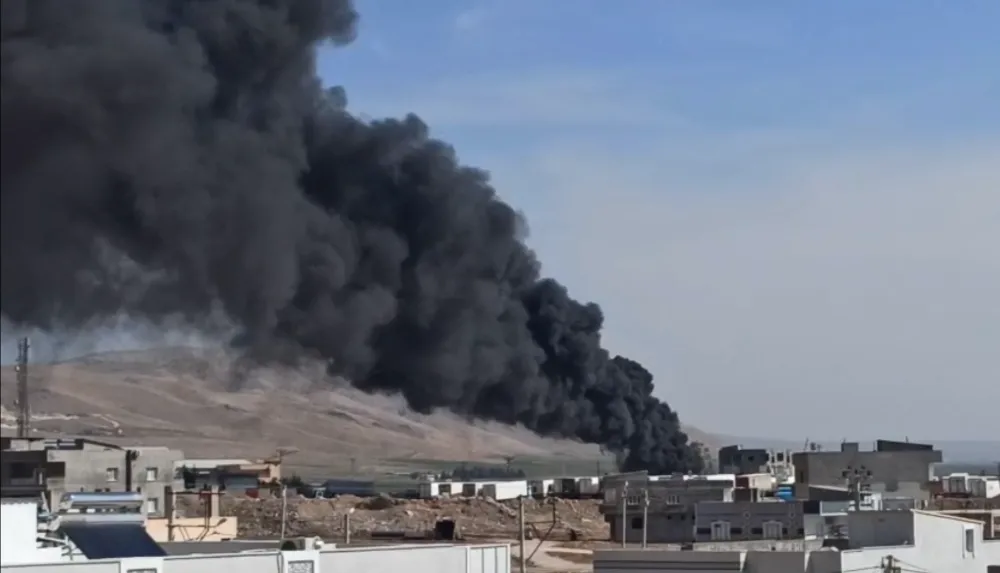 Nusaybin’de devrilen tankerden akan ham petrol ateşe verildi