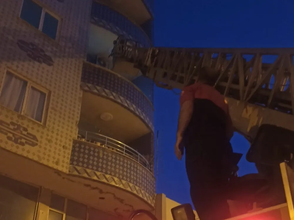 Nusaybin’de pazarda çantası çalınan kadın evine giremeyince yardımına polis ve itfaiye koştu