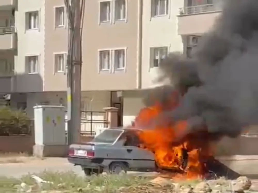 Nusaybin’de seyir halindeki otomobil alev aldı
