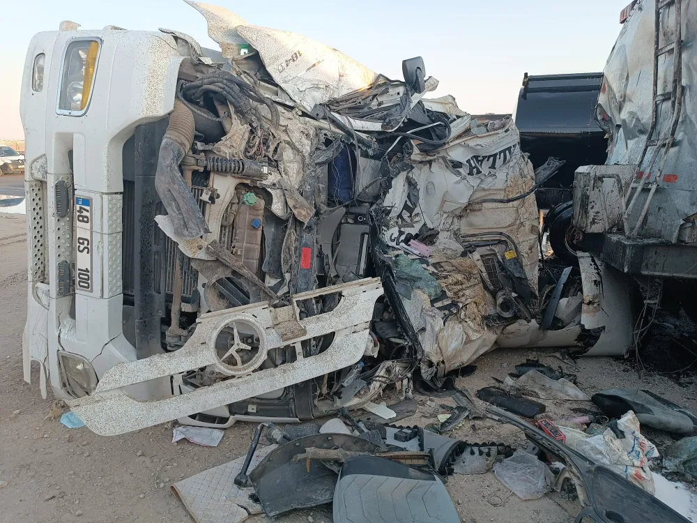 Artuklu’da akaryakıt yüklü tanker park halindeki 2 tankere çarptı: 1 yaralı