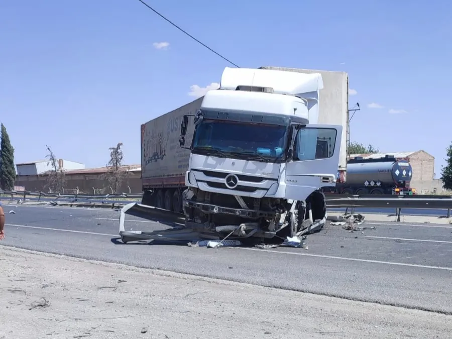 Nusaybin’de TIR bariyerlere çarptı: 1 yaralı