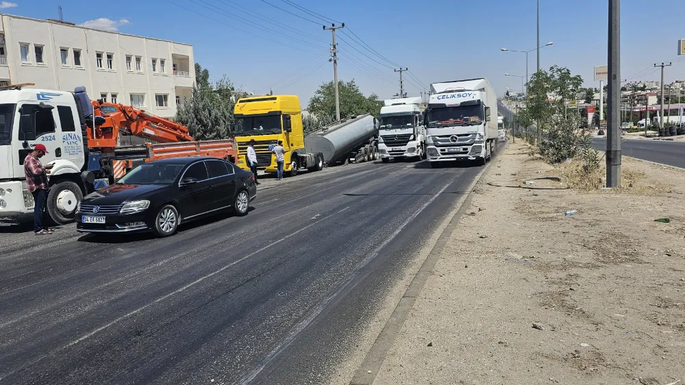 Nusaybin İpekyolu’nda akaryakıt yüklü tankerin dorsesi düştü: Faciadan dönüldü
