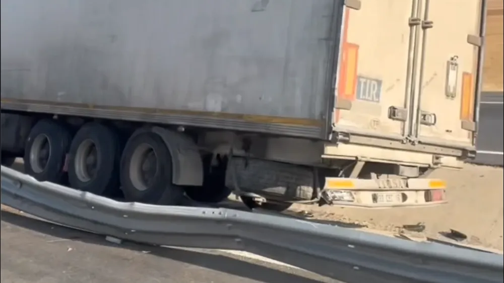 Nusaybin İpekyolu’nda TIR Demir Bariyerleri Biçerek Durabildi