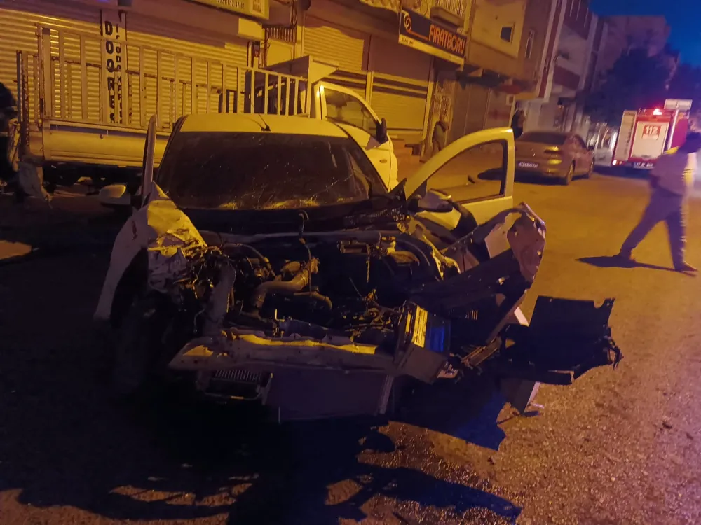 Nusaybin’de hafif ticari araç, park halindeki pikaba çarptı: 1 yaralı