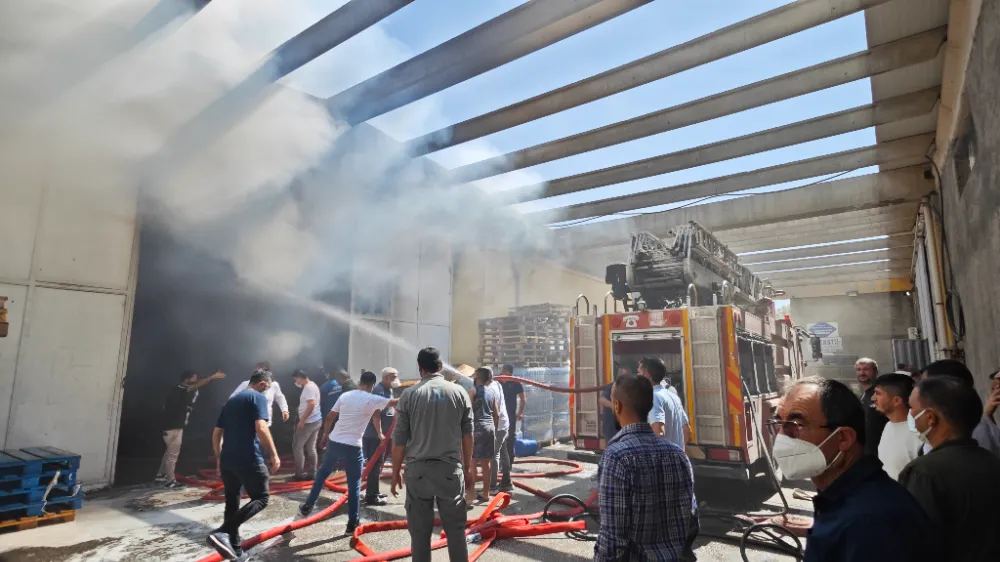 Nusaybin’de toptan gazlı içecek deposunda büyük yangın
