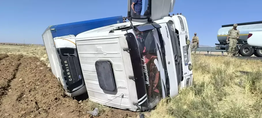 Nusaybin’de ön lastiği patlayan TIR devrildi: 1 yaralı