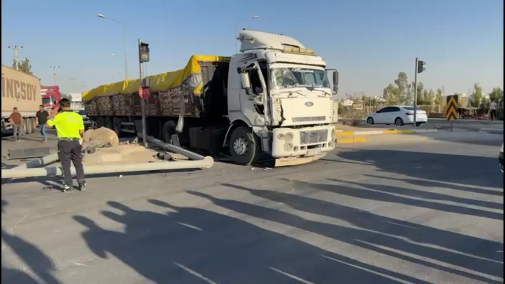Nusaybin’de hızını alamayan TIR trafik ışığı direğine çarptı