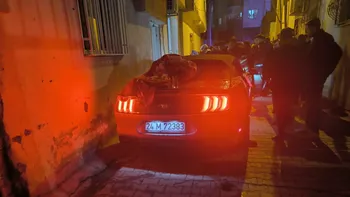 Otomobil kontrolden çıktı, 3 kadına çarptı: 3 yaralı