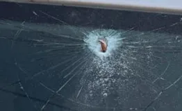 Suriye’de sıkılan silahların yorgun mermi Nusaybin’de aracın ön camına isabet etti