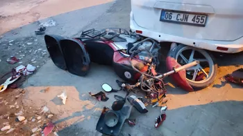 Motosiklet ile hafif ticari araç çarpıştı: 1 ağır yaralı