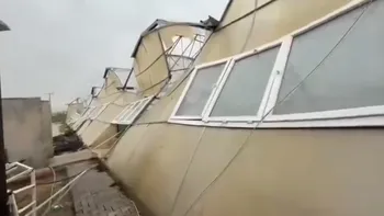 Nusaybin’de dolu ve sağanak etkili oldu: Sera yıkıldı, çatılar uçtu