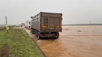 Nusaybin’de sağanak ve dolu etkili oldu: yollar göle döndü, evleri su bastı