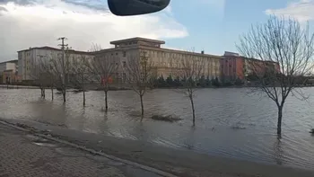 Nusaybin’de sağanak: İpekyolu göle döndü, araçlar ilerlemekte zorlandı