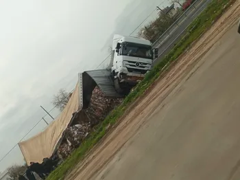 Nusaybin’de karton yüklü TIR devrildi: 1 yaralı
