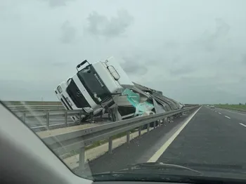 Alçıpan tabaka yüklü TIR devrildi