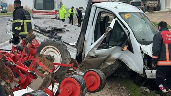 Nusaybin’de tarım makinası yüklü kamyonet yoldan çıkarak adeta uçtu: 3 yaralı