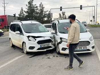 Nusaybin’de iki hafif ticari araç çarpışması sonucu araçlarda maddi hasar oluştu