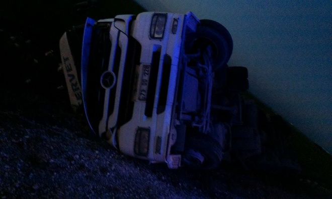 Nusaybin`de tır devrildi, 1 yaralı